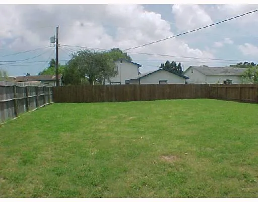 a view of a back yard