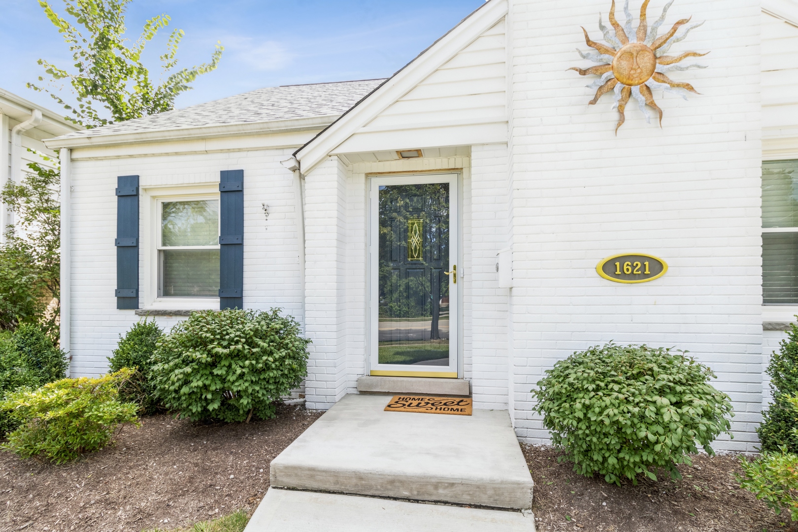 1621 West Talcott Road Park Ridge, IL 60068 - Photo 2 of 26 a front view of a house with a garden