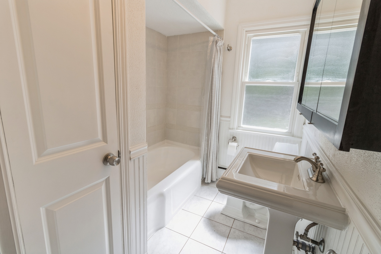 1621 West Talcott Road Park Ridge, IL 60068 - Photo 15 of 26 a bathroom with a sink and a tub