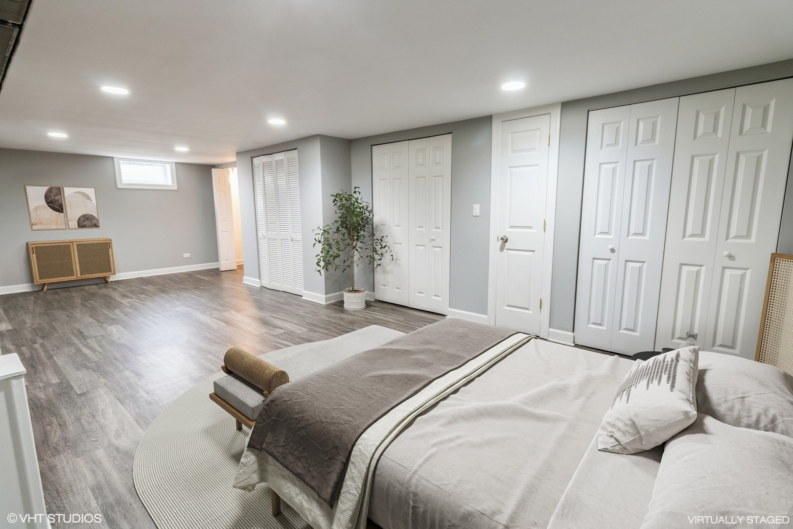 1621 West Talcott Road Park Ridge, IL 60068 - Photo 18 of 26 a spacious bedroom with a bed and a couch