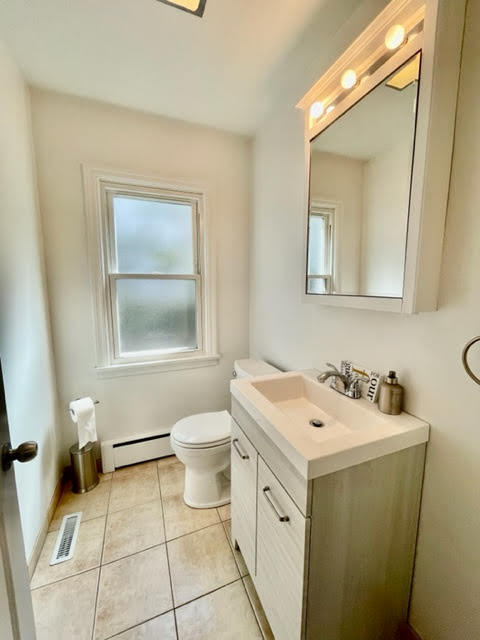 1621 West Talcott Road Park Ridge, IL 60068 - Photo 10 of 26 a bathroom with a toilet sink and mirror