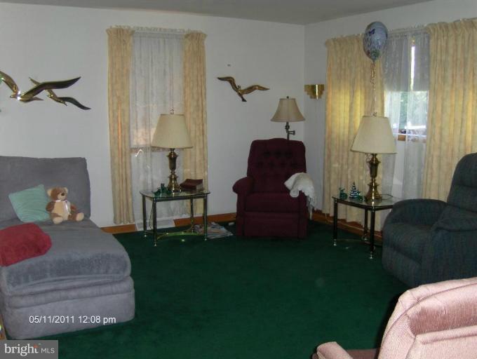 411 Riverside Road Essex, MD 21221 - Photo 6 of 9 Living Room