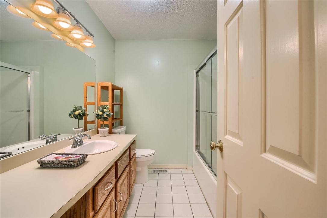 4 Smithfield Road, Unit 40 North Providence, RI 02904 - Photo 13 of 14 Full bathroom
