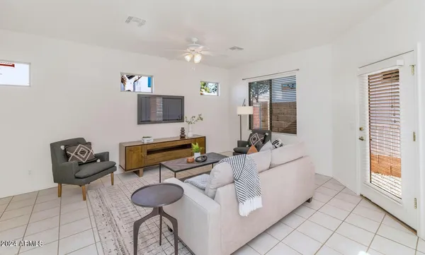 $1,950 | 3541 West Marconi Avenue, Phoenix, AZ 85053