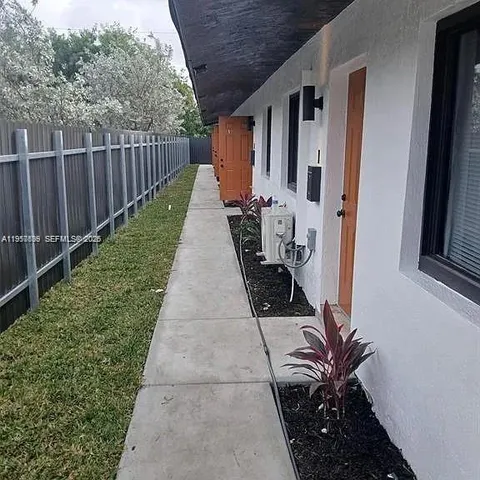 $2,000 | 900 Northwest 8th Avenue, Unit 1, Pompano Beach, FL 33060