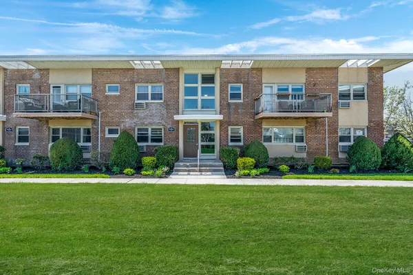 $333,000 | 4 Rose Street, Unit 1F1, Oceanside, NY 11572
