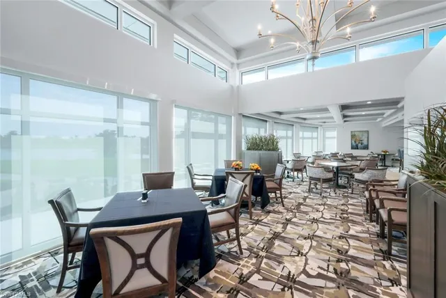 a lots of tables and chairs in a room