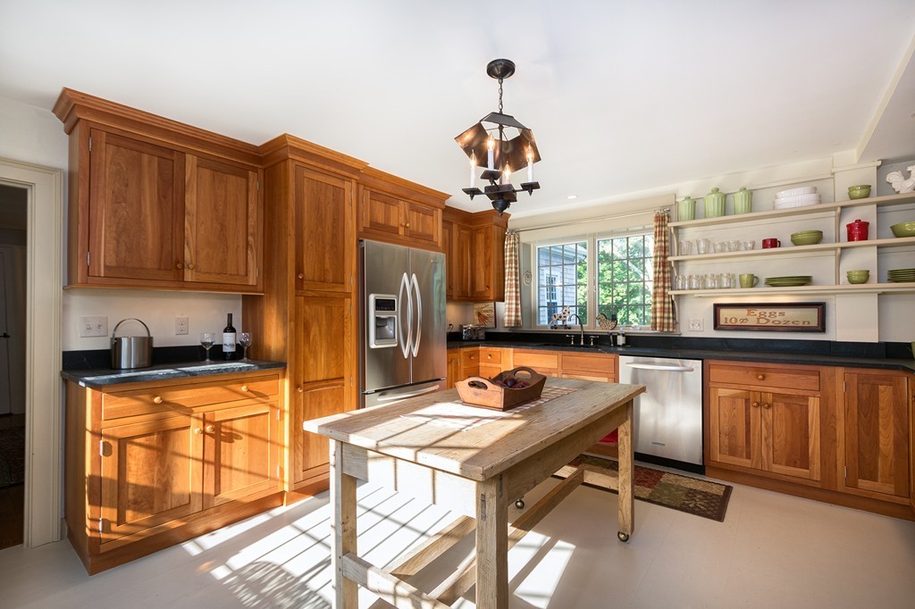 685 Highland Street Marshfield, MA 02050 - Photo 8 of 29