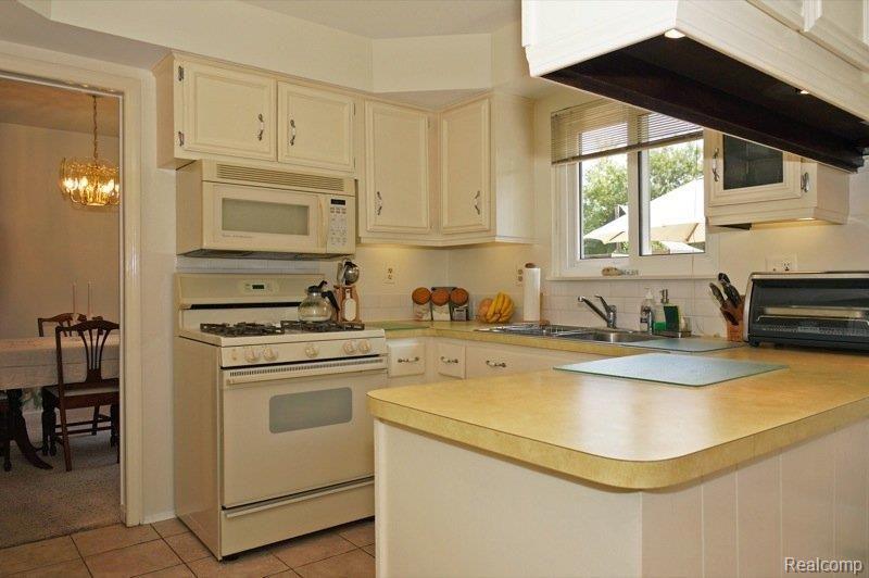 18612 Gill Road Livonia, MI 48152 - Photo 9 of 23 Kitchen