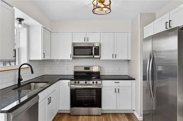 $315,000 | 2015 Karlton Way, Excelsior Springs, MO 64024