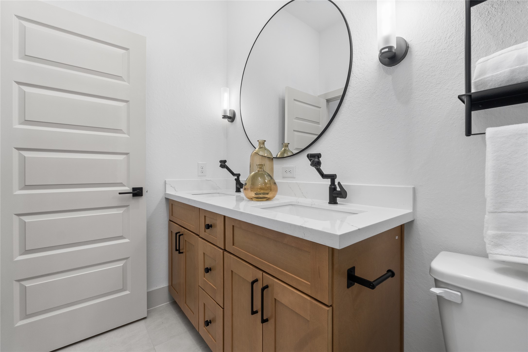 9819 Turnbow Street, Unit CD Houston, TX 77029 - Photo 20 of 32 a bathroom with a sink a toilet and a mirror