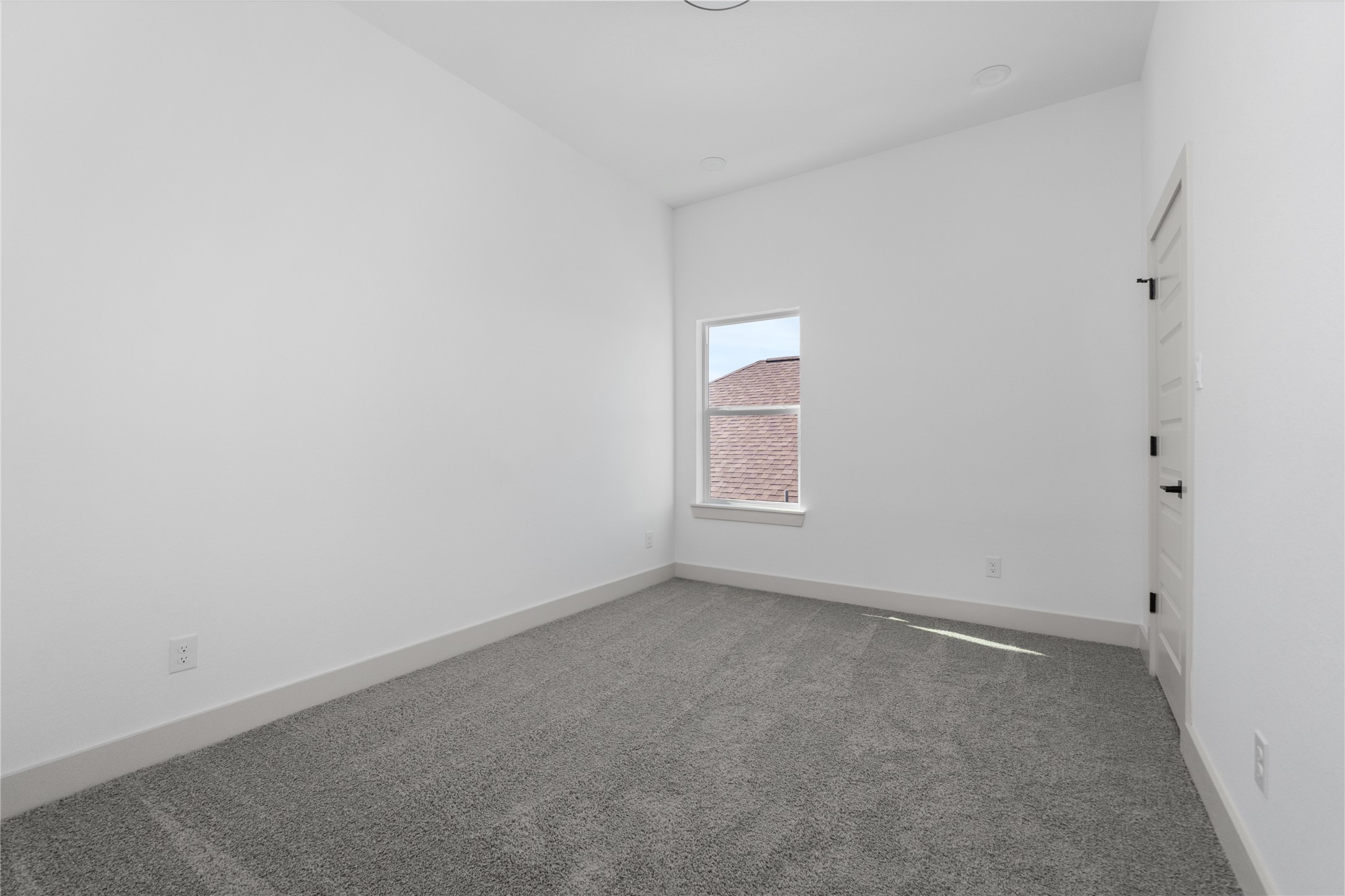 9819 Turnbow Street, Unit CD Houston, TX 77029 - Photo 25 of 32 an empty room with a window