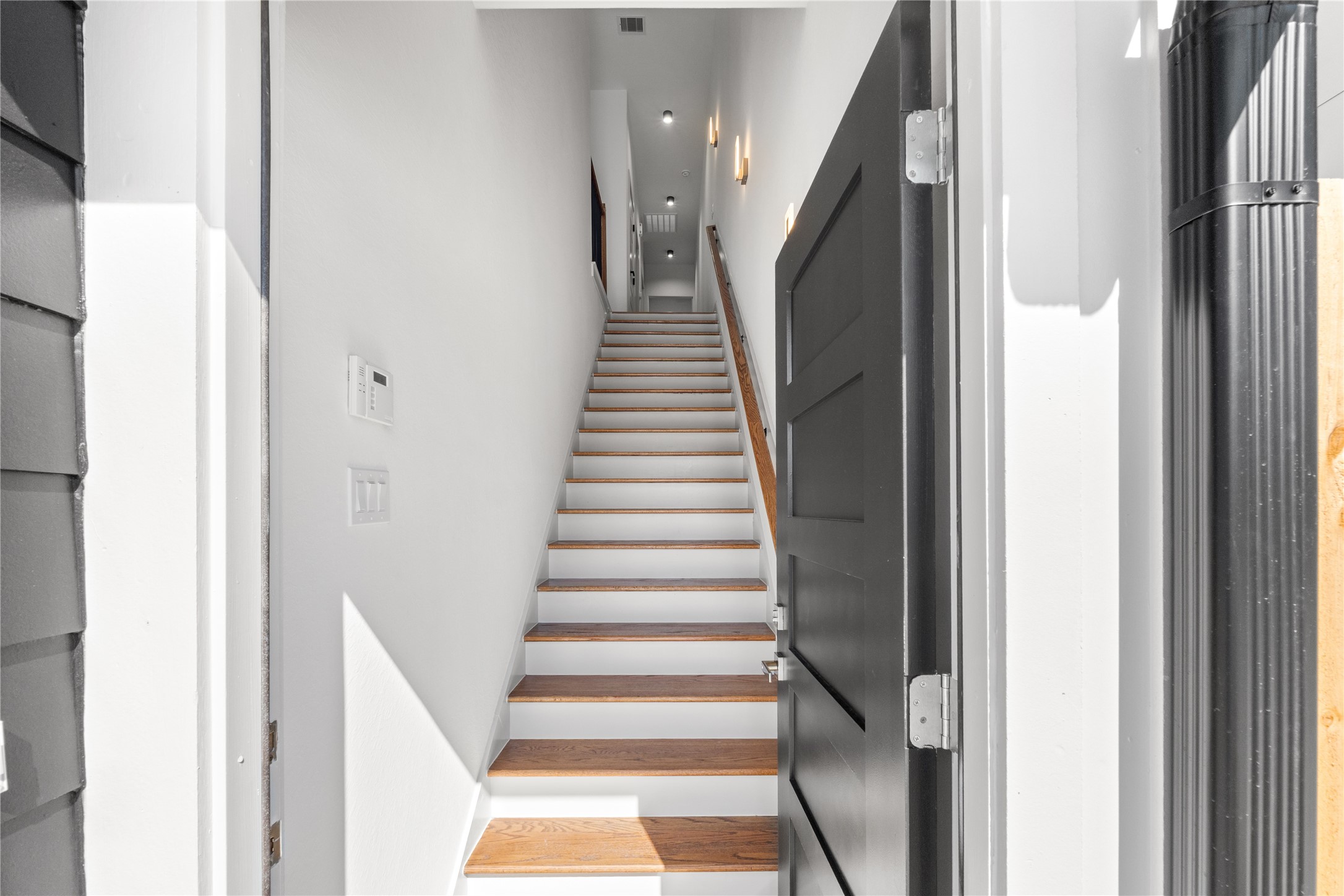 9819 Turnbow Street, Unit CD Houston, TX 77029 - Photo 3 of 32 a view of entryway