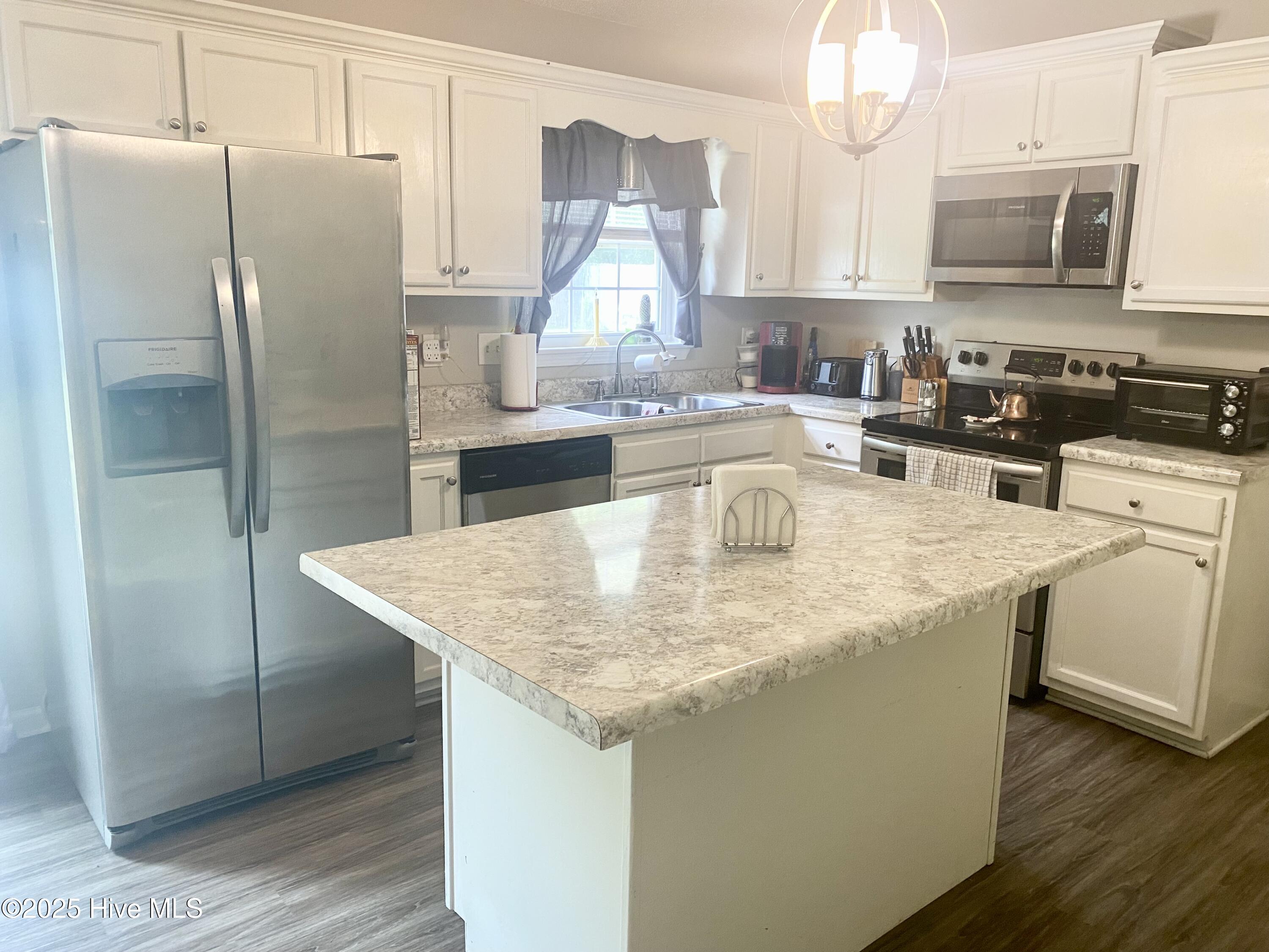 108 Wheaton Drive Richlands, NC 28574 - Photo 2 of 9 IMG_9856