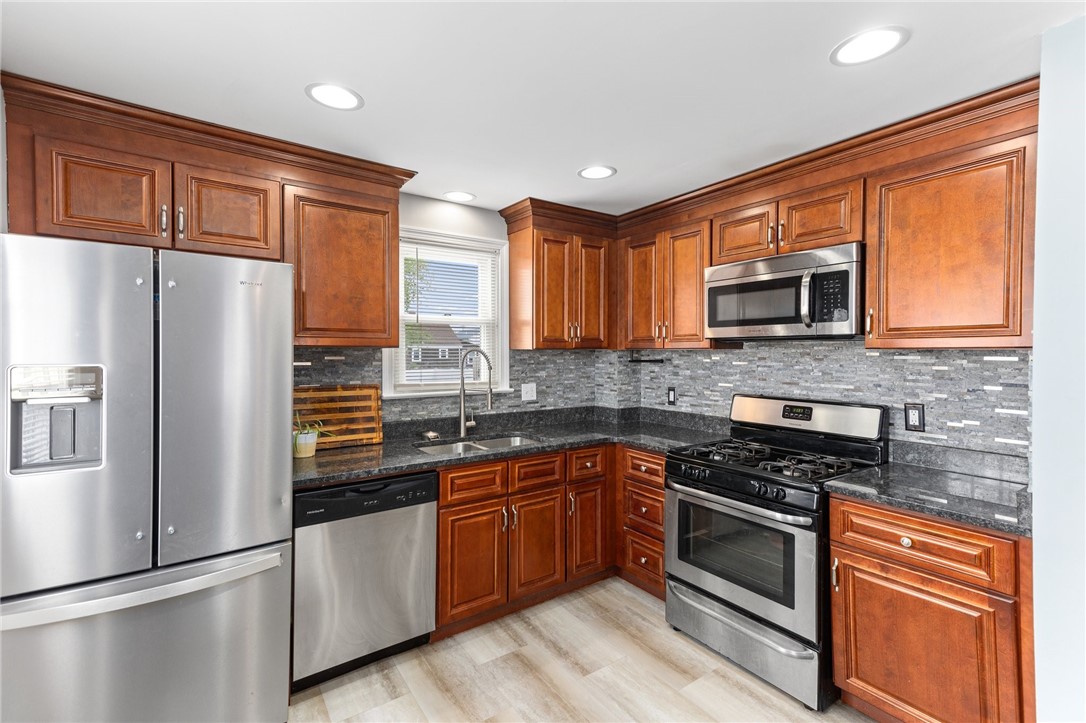 46 Lindesta Road Pawtucket, RI 02861 - Photo 8 of 27 Gallery Image 8