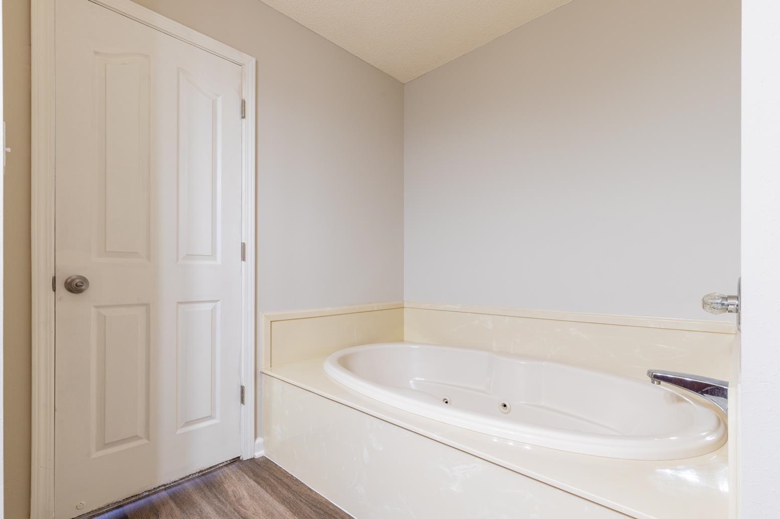 4185 Hampton Manor Lane Memphis, TN 38128 - Photo 17 of 20 a bathroom with bathtub and shower