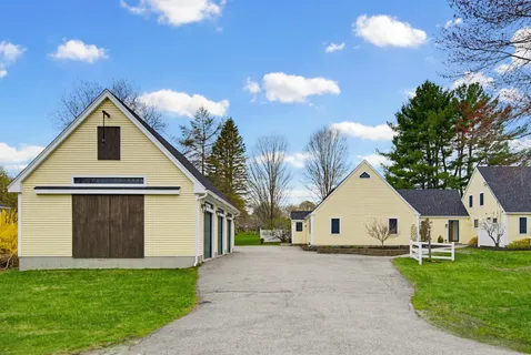 $699,000 | 6 Fifield Lane, Unit B, Stratham, NH 03885