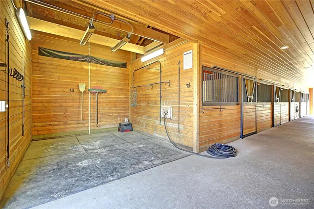 a view of entryway with a room