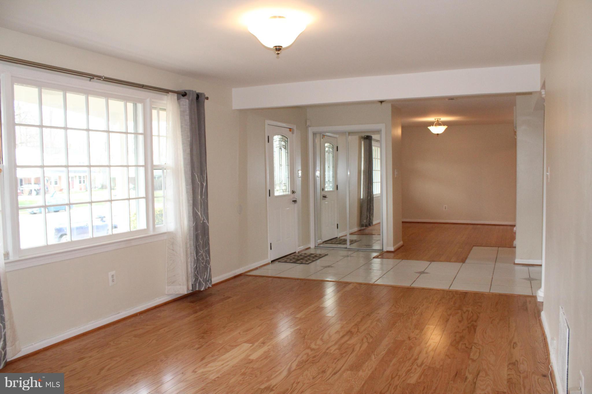 6623 Huntsman Boulevard Springfield, VA 22152 - Photo 3 of 26 Foyer entrance with coat closet