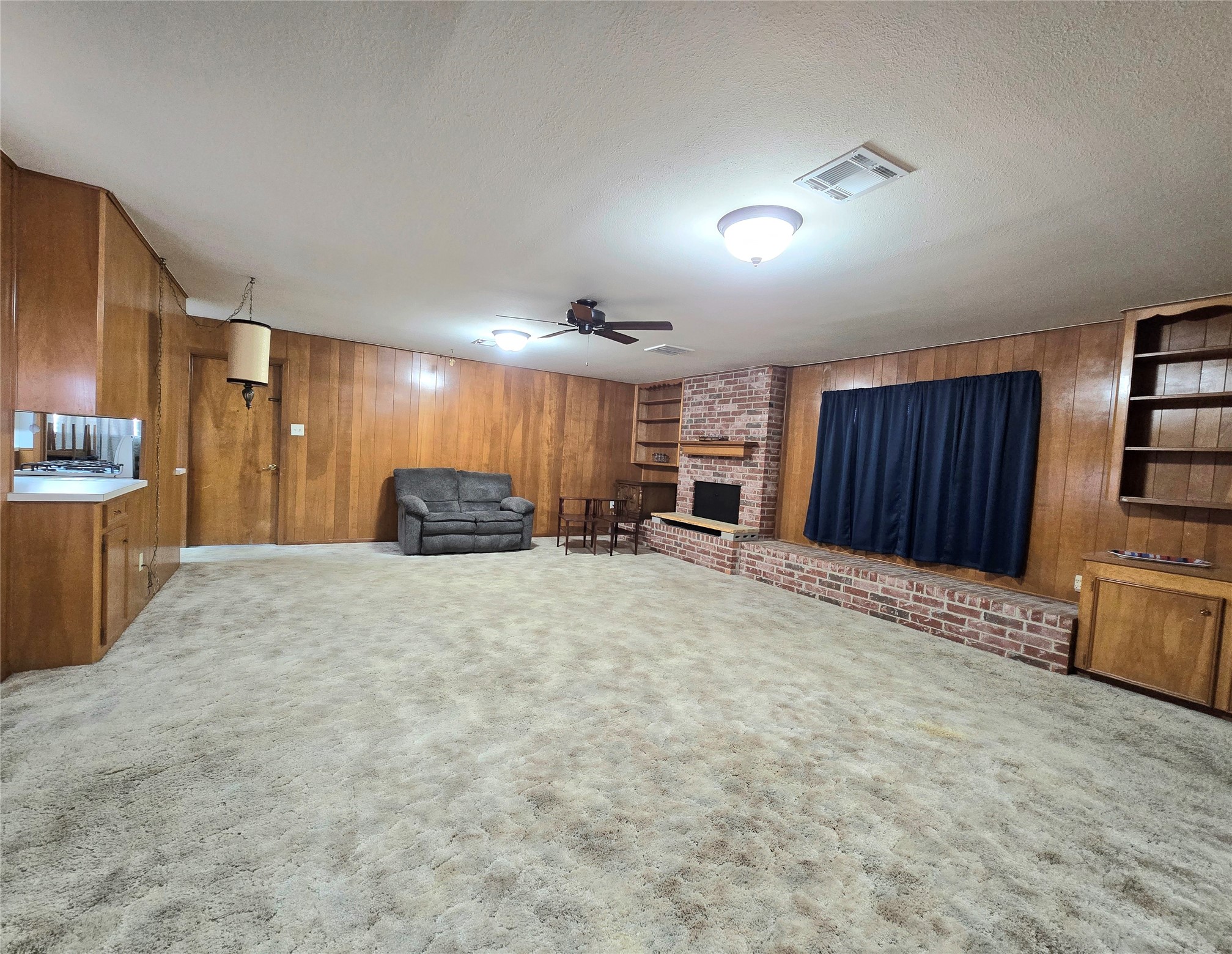 607 South Main Street Dayton, TX 77535 - Photo 15 of 39 a big room with closet and wooden closet