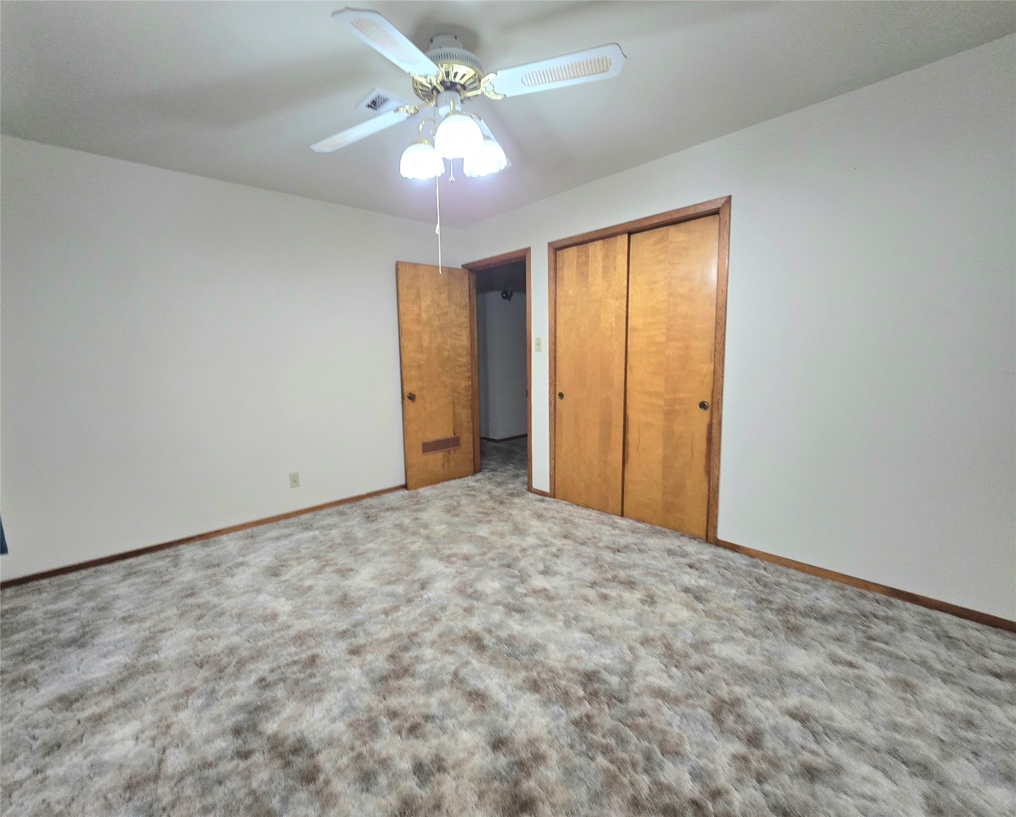 607 South Main Street Dayton, TX 77535 - Photo 17 of 39 an empty room with chandelier fan