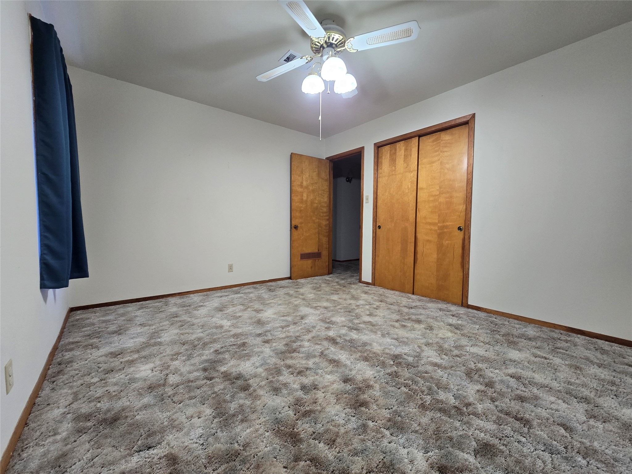 607 South Main Street Dayton, TX 77535 - Photo 18 of 39 a view of an empty room and chandelier fan