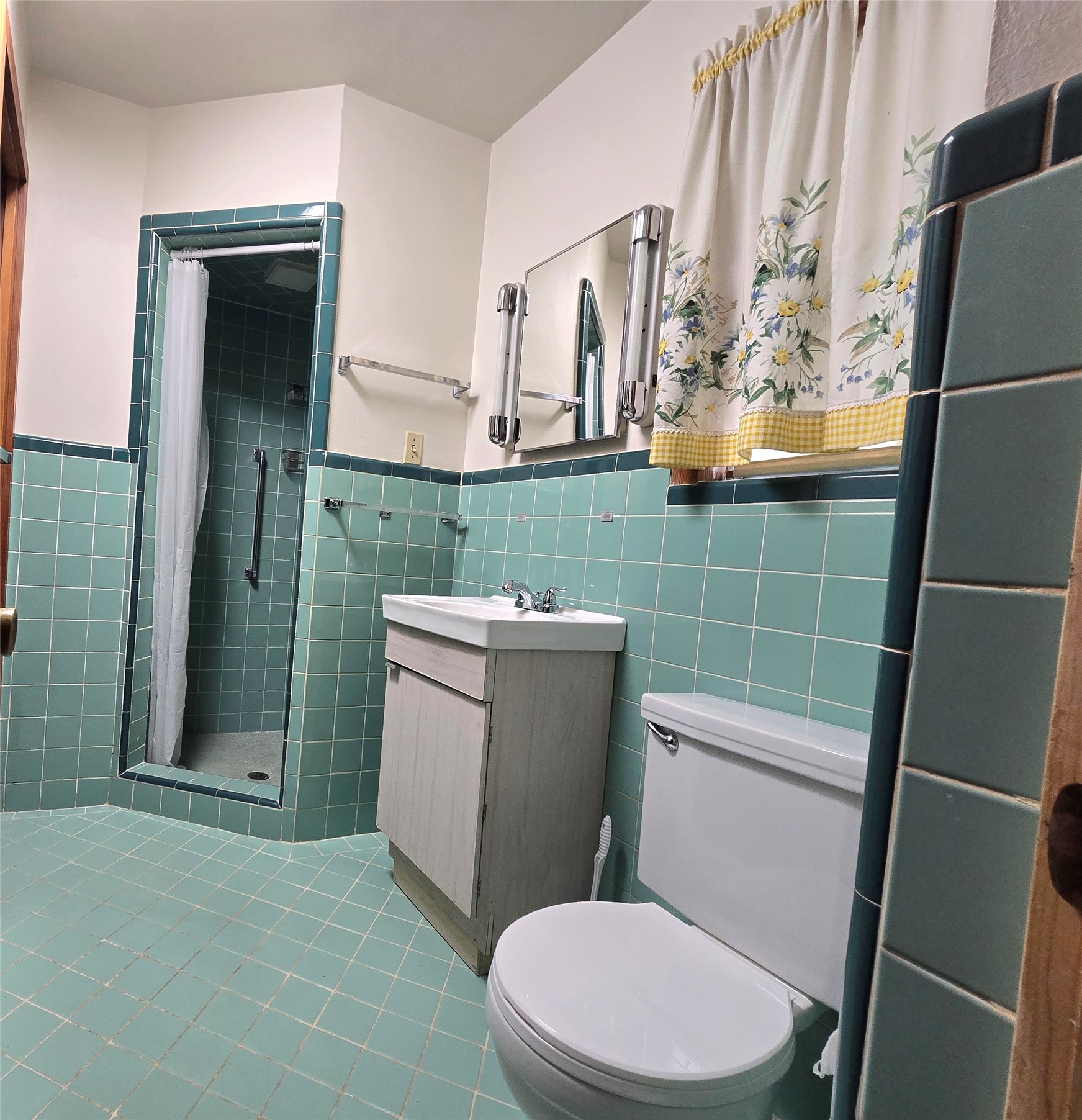 607 South Main Street Dayton, TX 77535 - Photo 22 of 39 a bathroom with a toilet and a sink