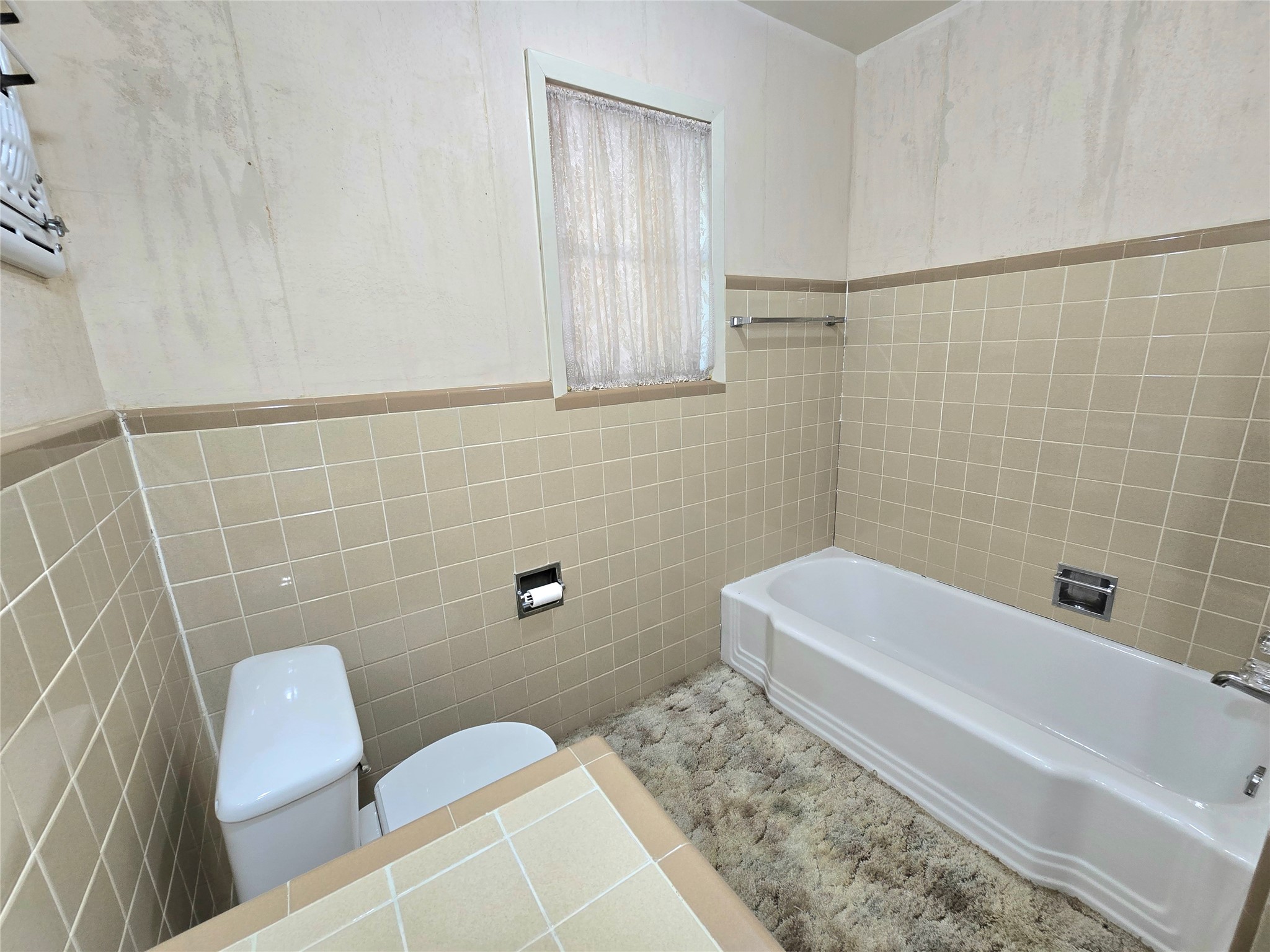 607 South Main Street Dayton, TX 77535 - Photo 25 of 39 a bathroom with a sink a toilet and bathtub