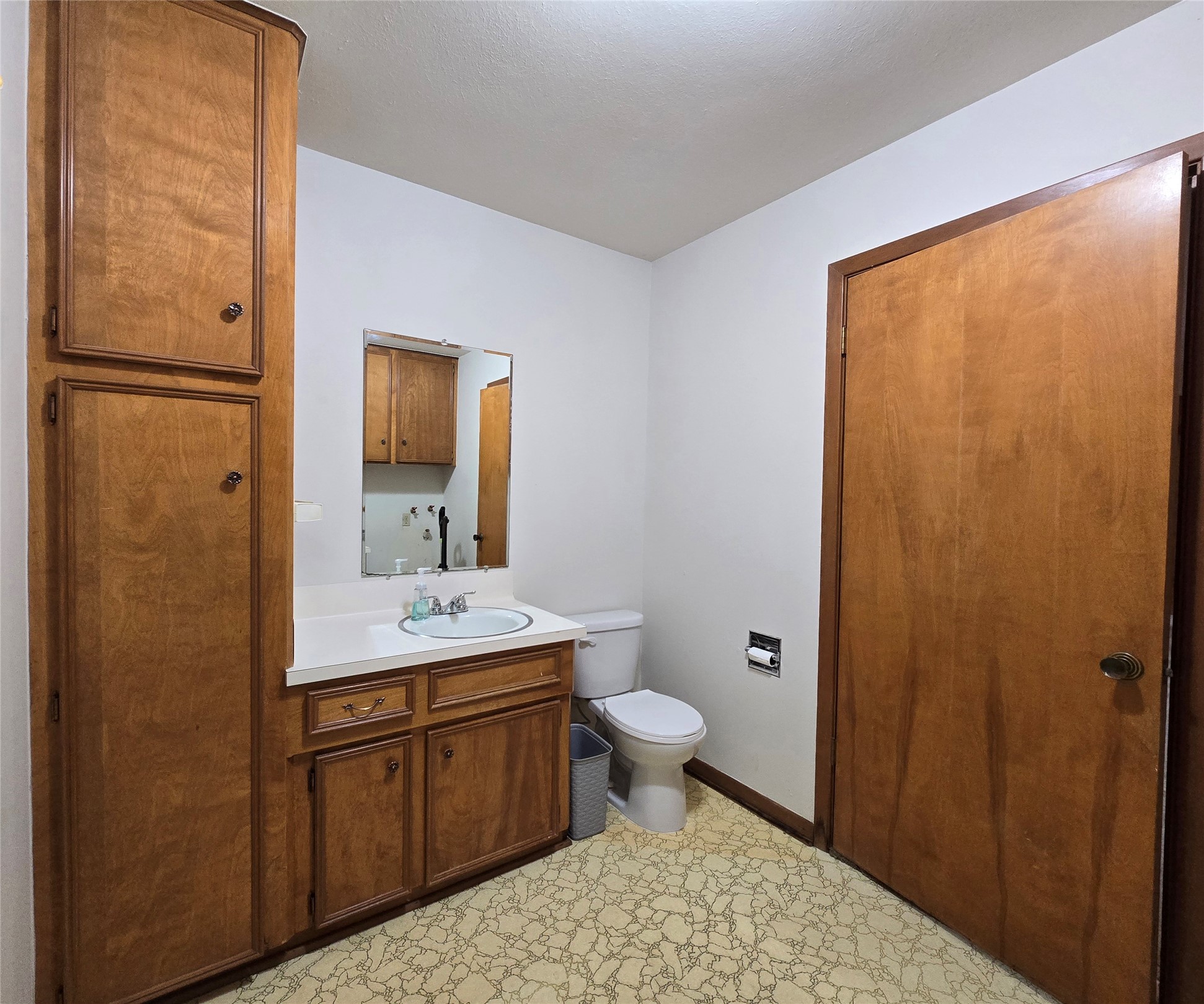 607 South Main Street Dayton, TX 77535 - Photo 29 of 39 a bathroom with a sink a toilet and shower