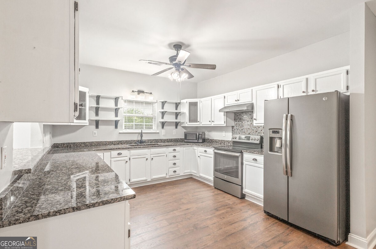 82 Newton Road LaGrange, GA 30240 - Photo 12 of 45 a kitchen with granite countertop a refrigerator oven a sink and dishwasher