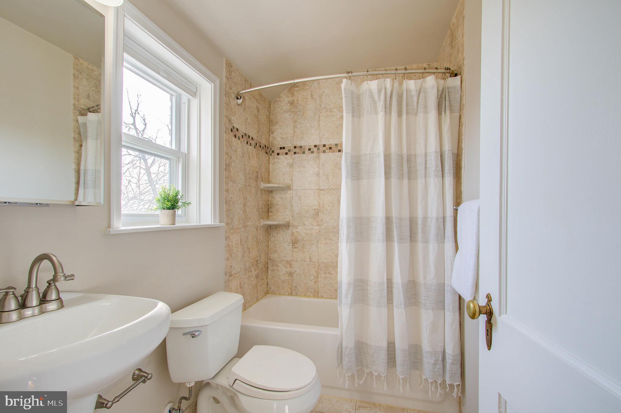 10025 Dallas Avenue Silver Spring, MD 20901 - Photo 17 of 35 Upper level full bath