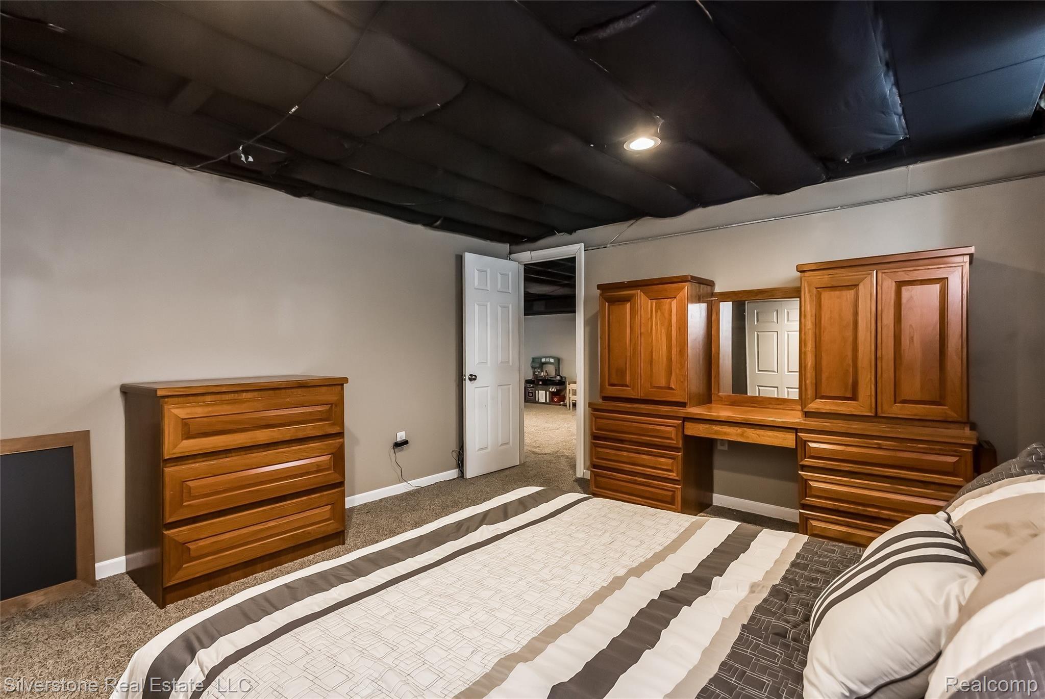 16527 Riverside Drive Livonia, MI 48154 - Photo 31 of 42 031-3656226-large.jpg