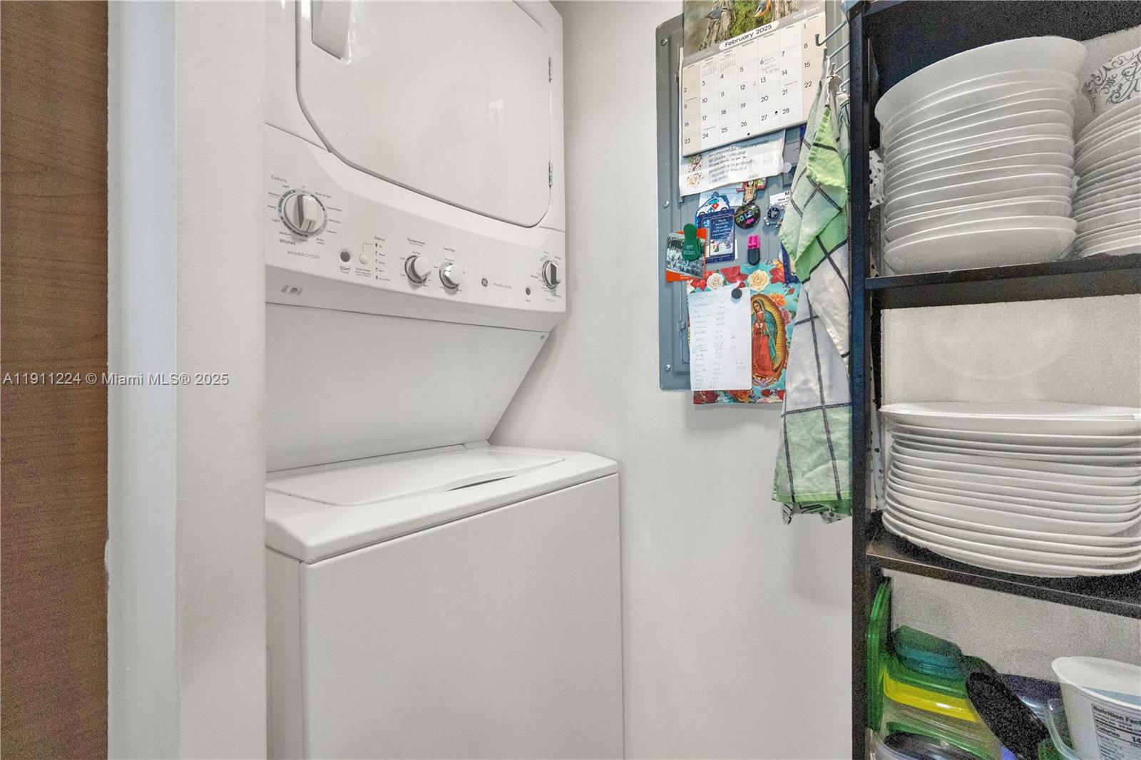 31 Southeast 5th Street, Unit 2910 Miami, FL 33131 - Photo 14 of 34 a utility room with dryer and washer