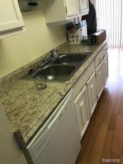 617 Oakbrook West Rochester, MI 48307 - Photo 3 of 24
