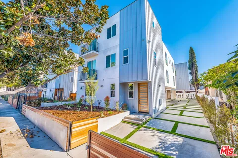 $3,208 | 1238 1/2 North Beachwood Drive, Los Angeles, CA 90038