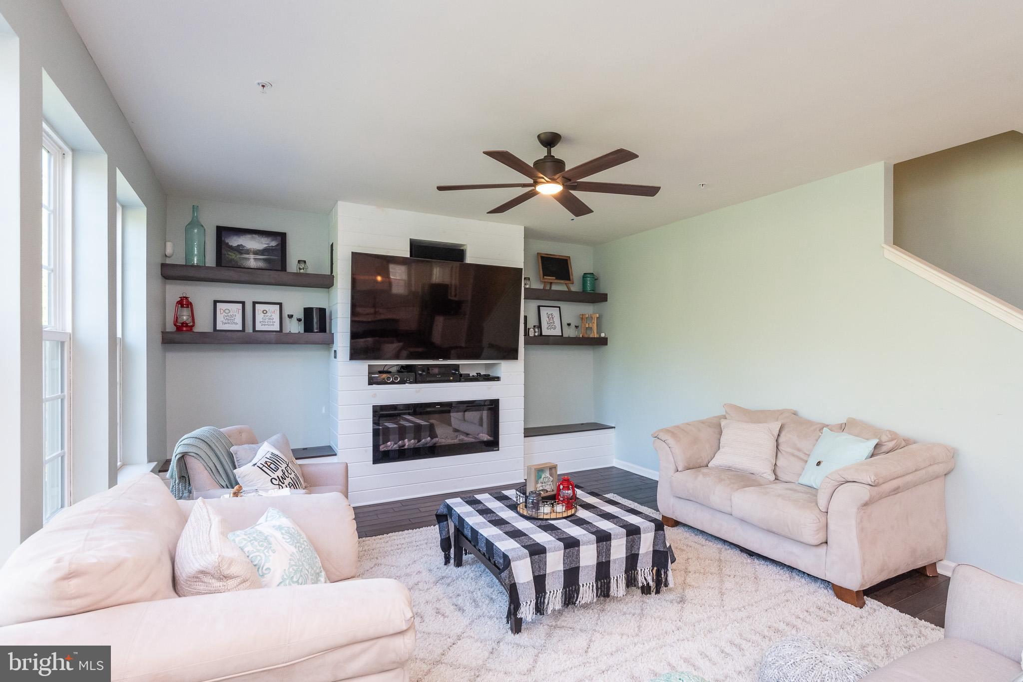 914 Ramble Run Road Baltimore, MD 21220 - Photo 22 of 51 Family room with built-ins