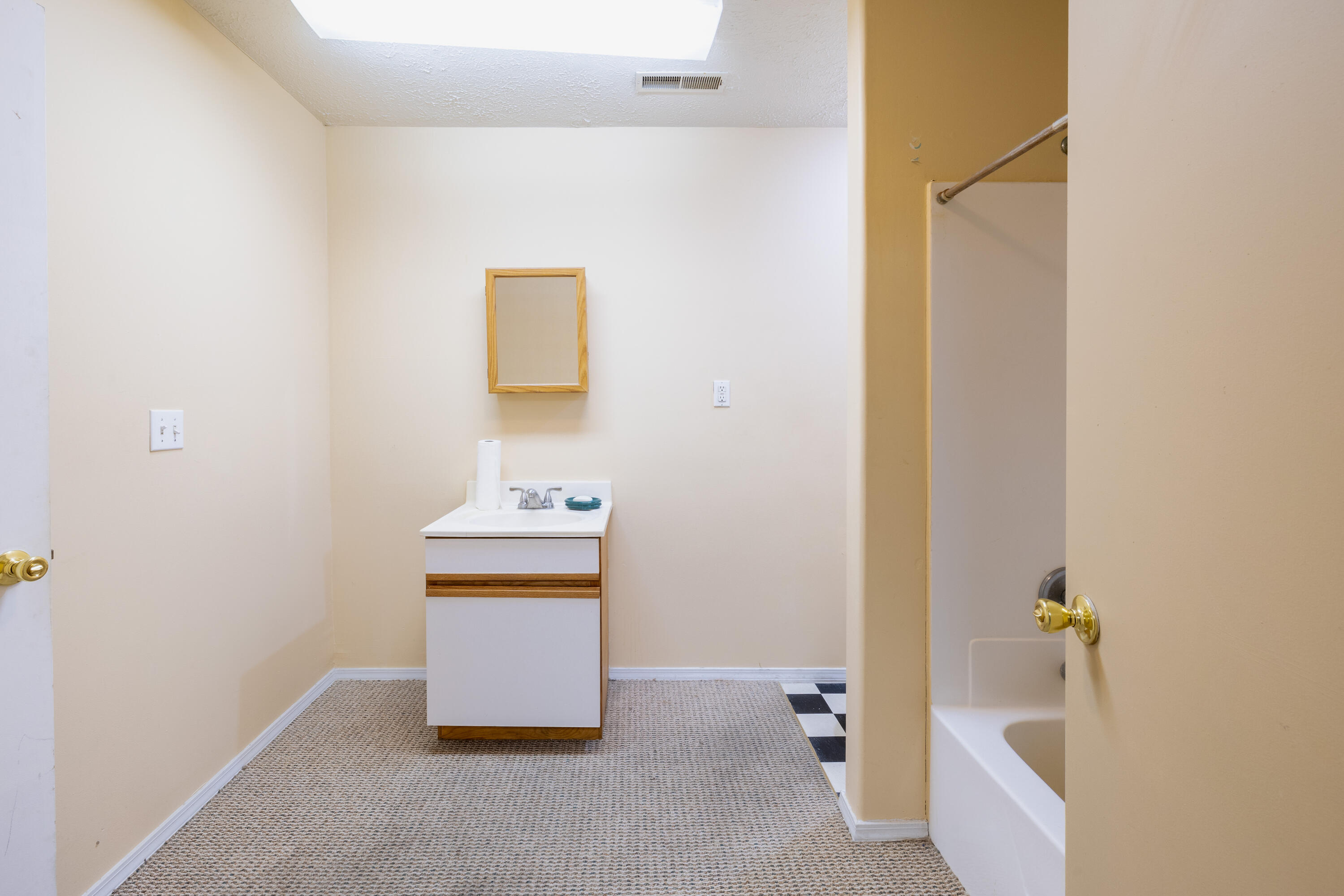 202 East 5th Street Fowler, IN 47944 - Photo 23 of 38 a bathroom with a bath tub