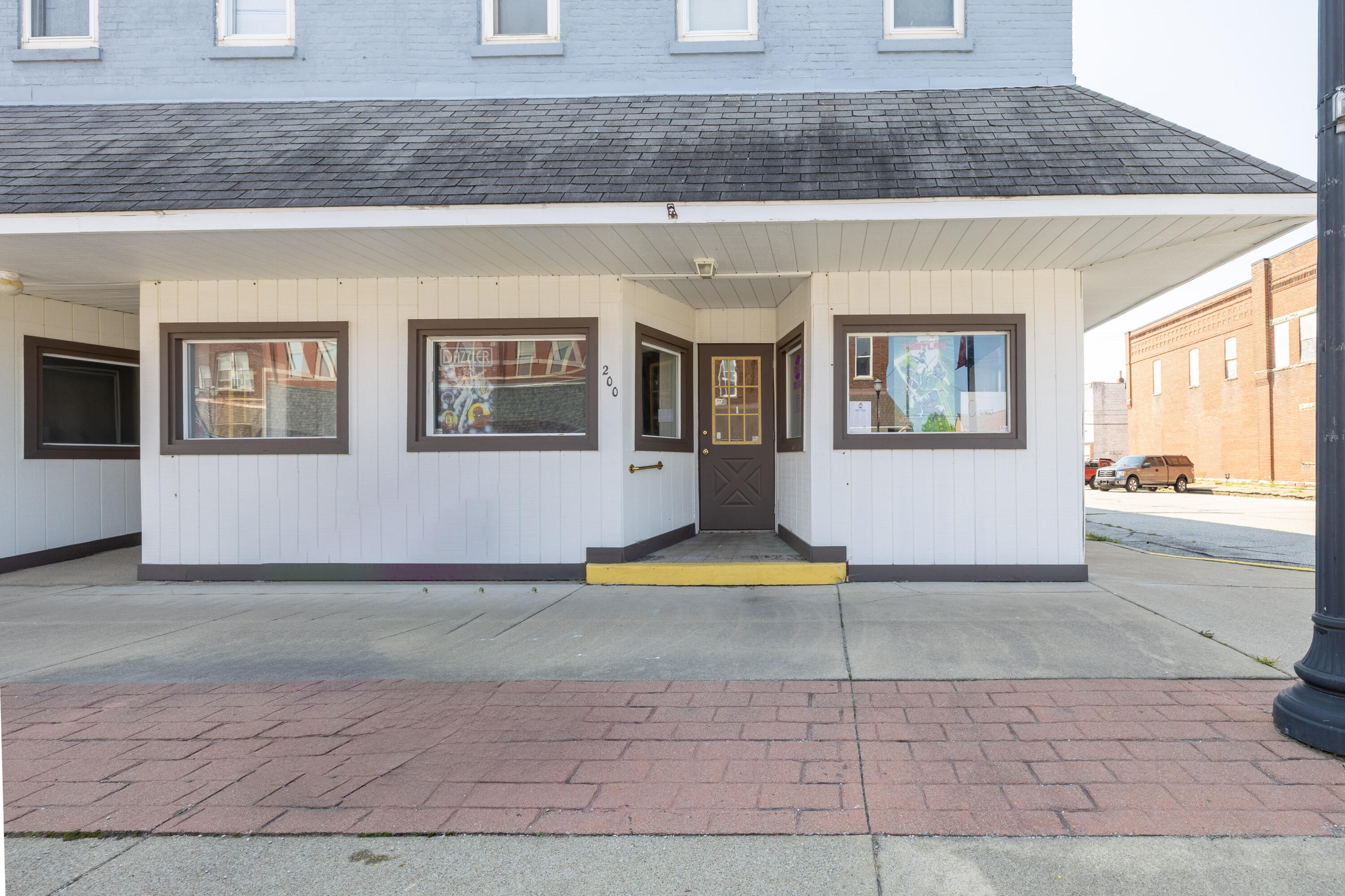 202 East 5th Street Fowler, IN 47944 - Photo 5 of 38 an entryway with livingroom