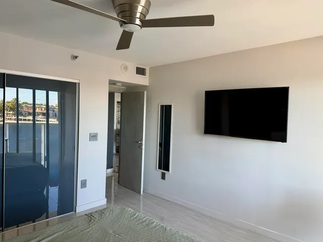 a view of a livingroom with a empty space