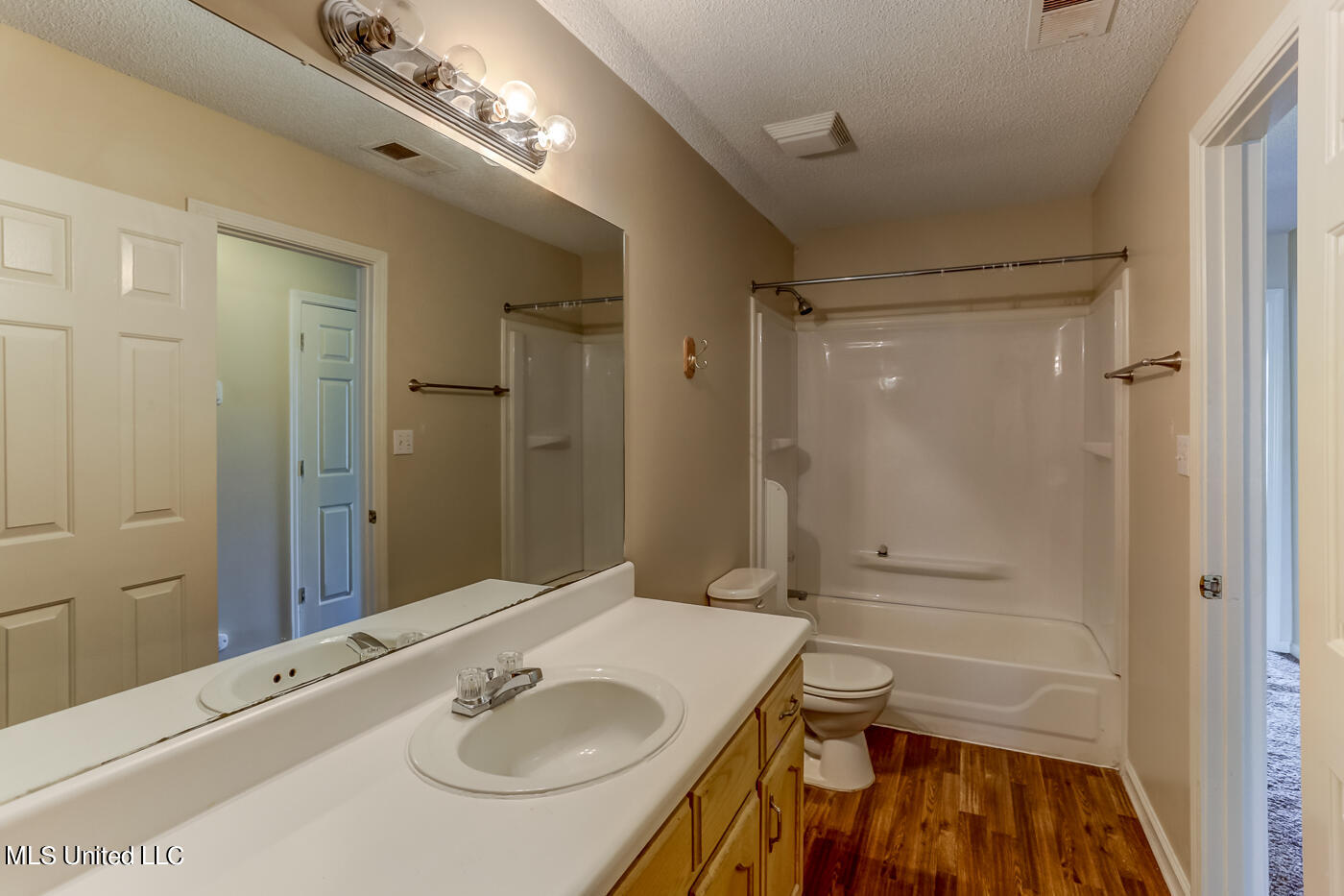 7316 Deerbrook Road Olive Branch, MS 38654 - Photo 17 of 22 Upstairs Bath
