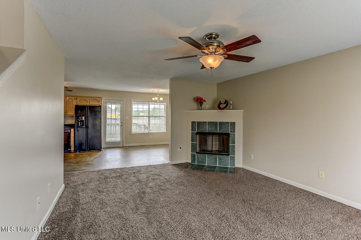 Great Room w/ FP & Fan
