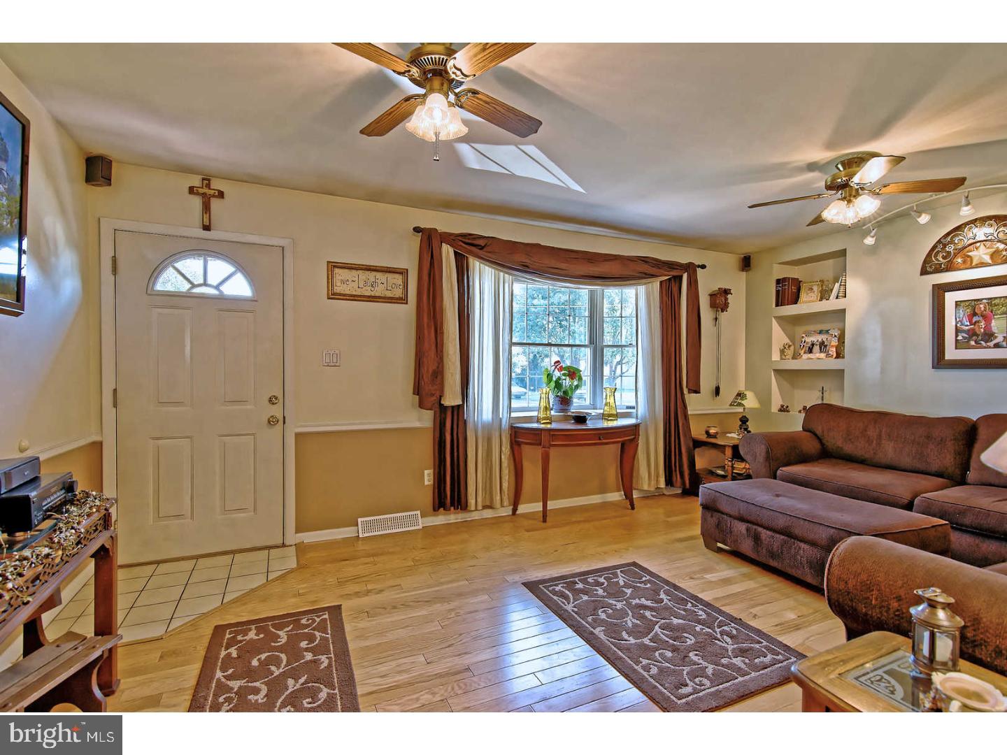 95 Lafayette Road Pennsville, NJ 08070 - Photo 2 of 25 Living Room