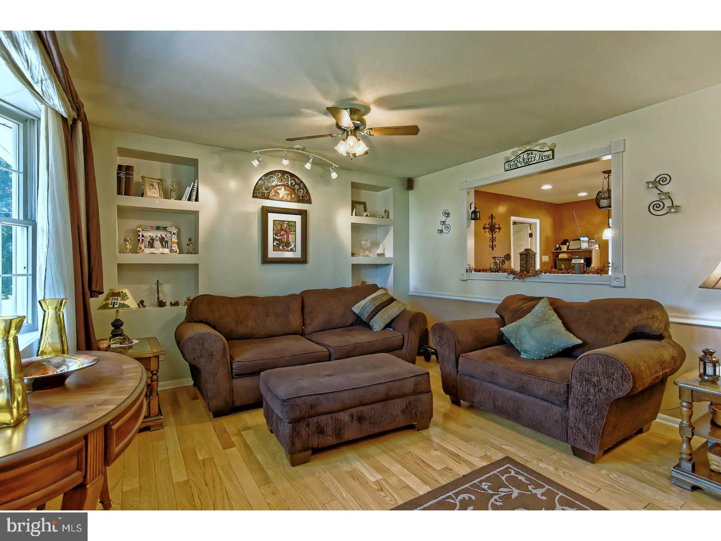 95 Lafayette Road Pennsville, NJ 08070 - Photo 3 of 25 Living Room