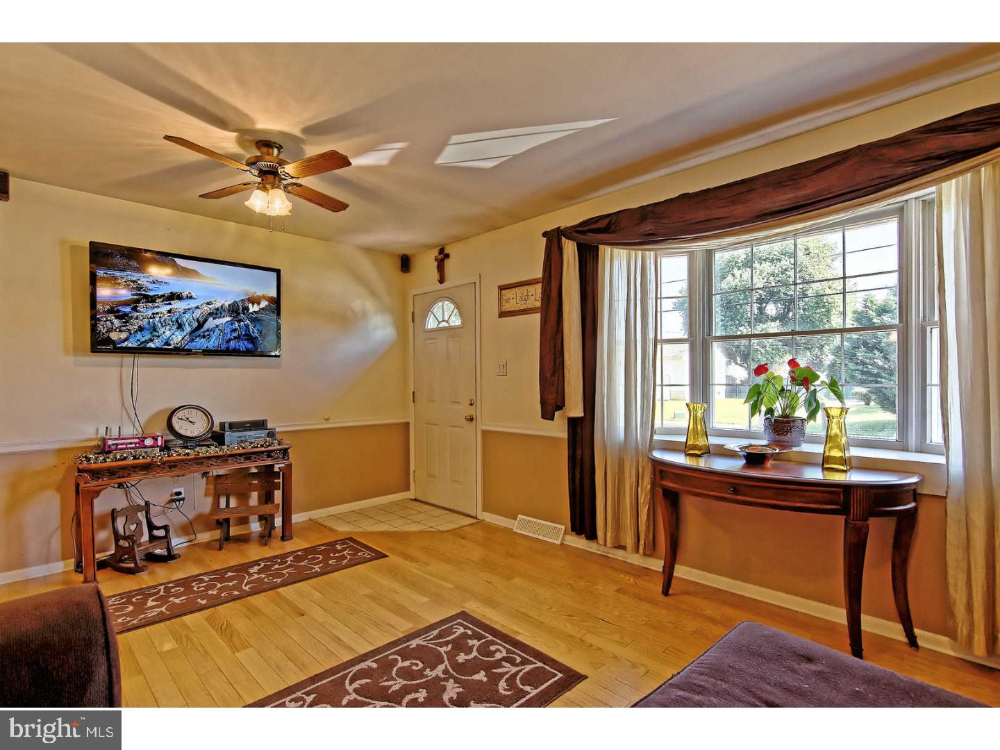 95 Lafayette Road Pennsville, NJ 08070 - Photo 4 of 25 Living Room