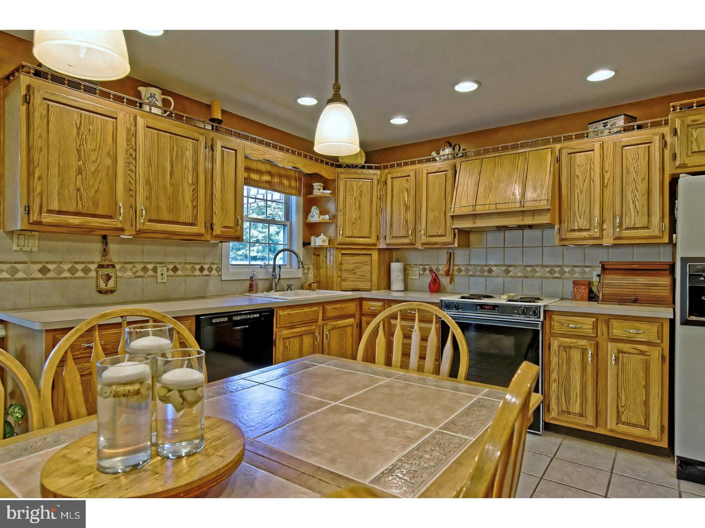 95 Lafayette Road Pennsville, NJ 08070 - Photo 6 of 25 Kitchen