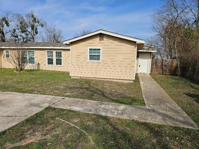 $1,390 | 105 Ila Street, Unit B, Elgin, TX 78621