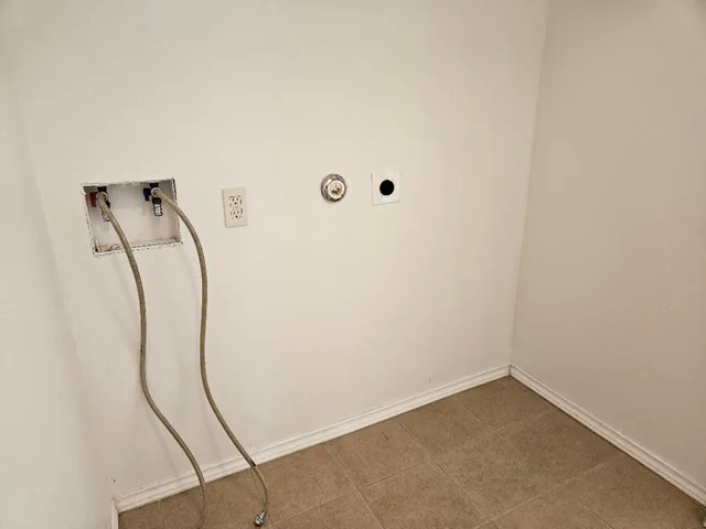 $1,390 | 105 Ila Street, Unit B, Elgin, TX 78621