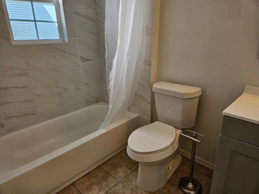 105 Ila Street, Unit B Elgin, TX 78621 - Photo 10 of 12 Hall bathroom