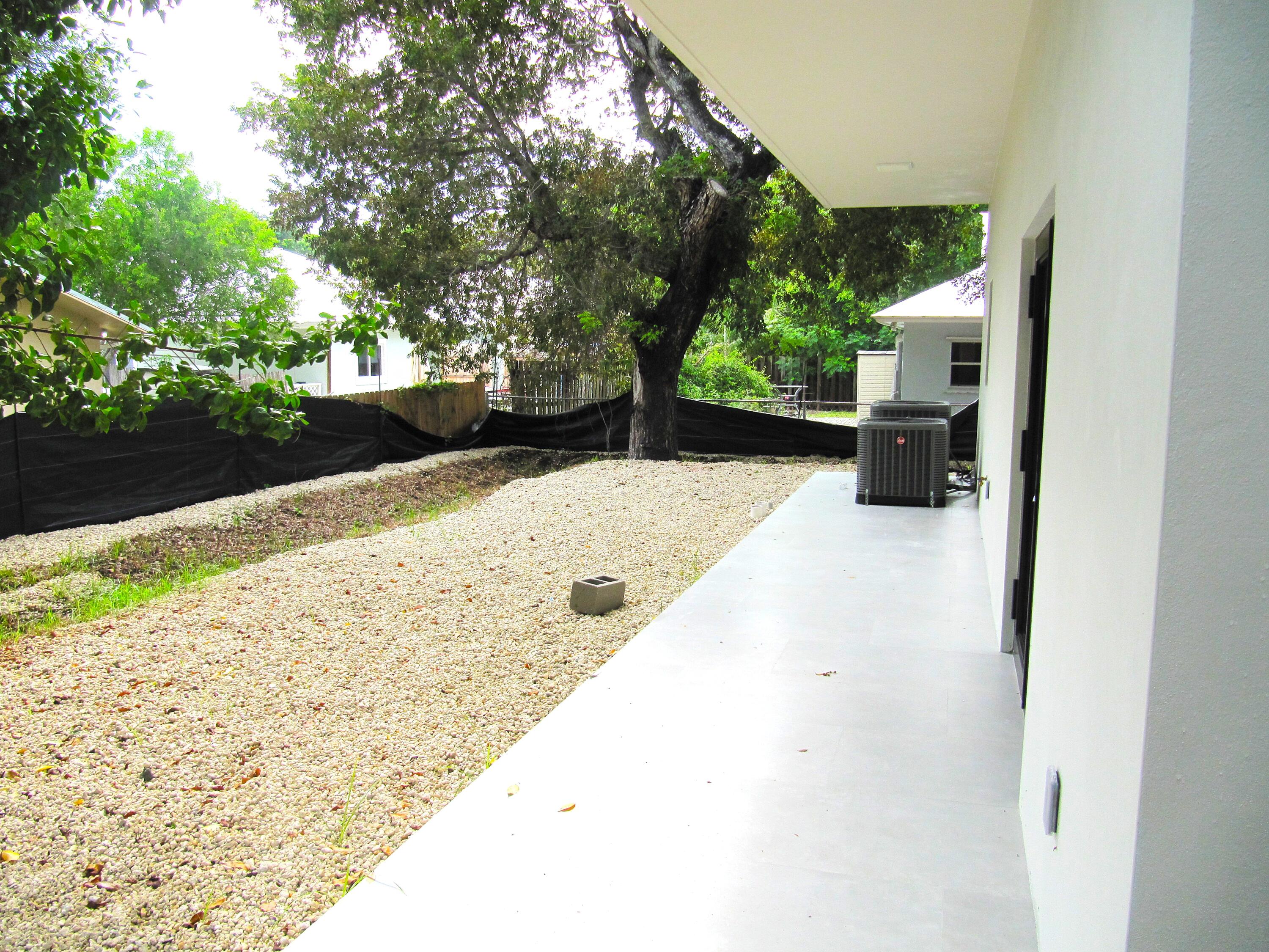 25 Abaco Road Key Largo, FL 33037 - Photo 17 of 17 a view of a backyard of the house