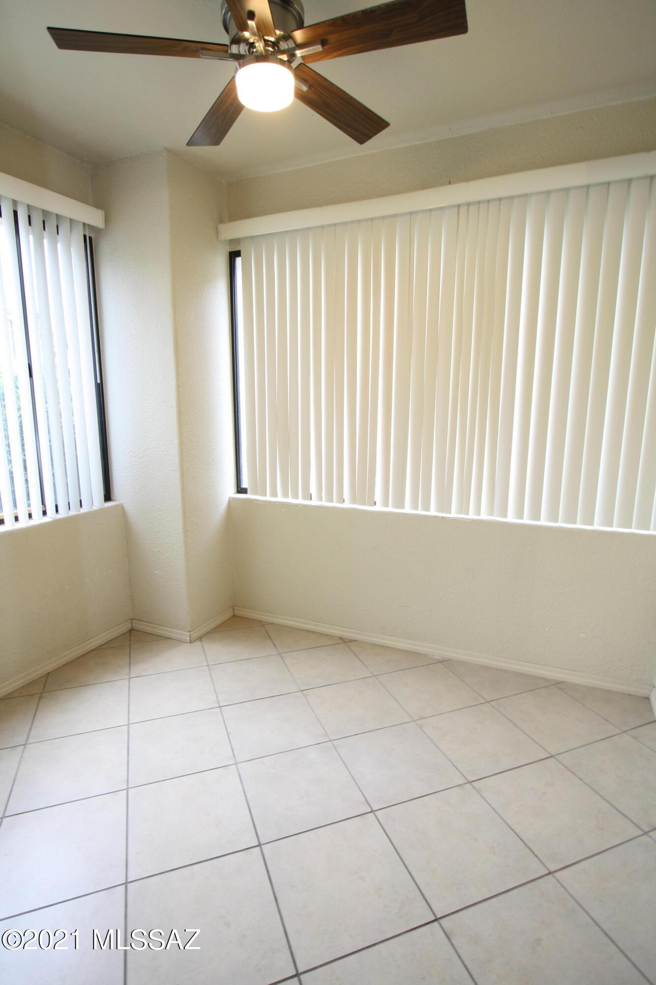 2550 East River Road, Unit 5104 Tucson, AZ 85718 - Photo 4 of 14 a view of an empty room with a window